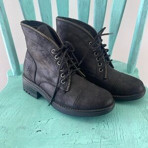 Carlos Santana black boots